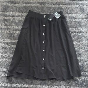 F21 NWT trendy button skirt. 🖤